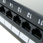 Patch panel de 24 RJ45 Cat.5e UTP 1U negro con organizador de cables para armario rack - RC04000 - 09